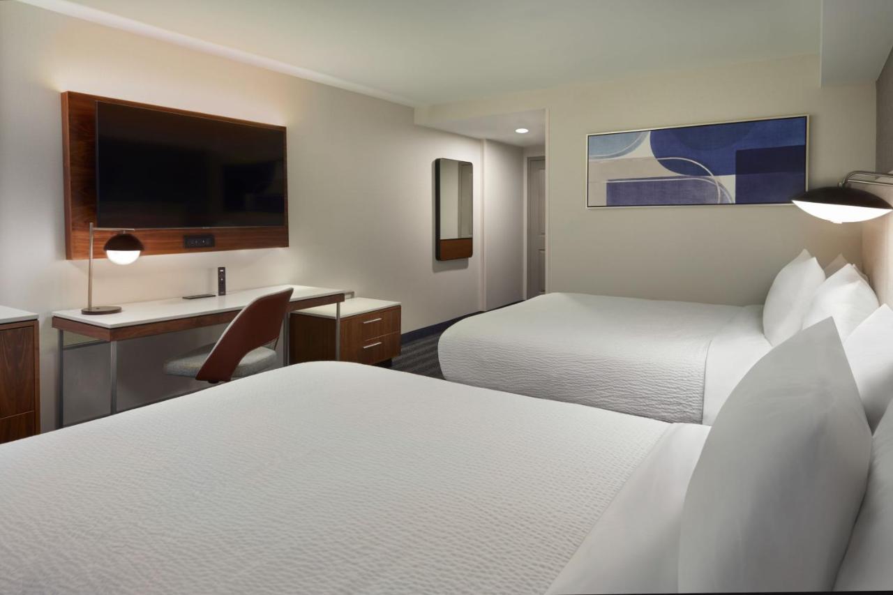 Courtyard By Marriott Kitchener Hotel Екстериор снимка