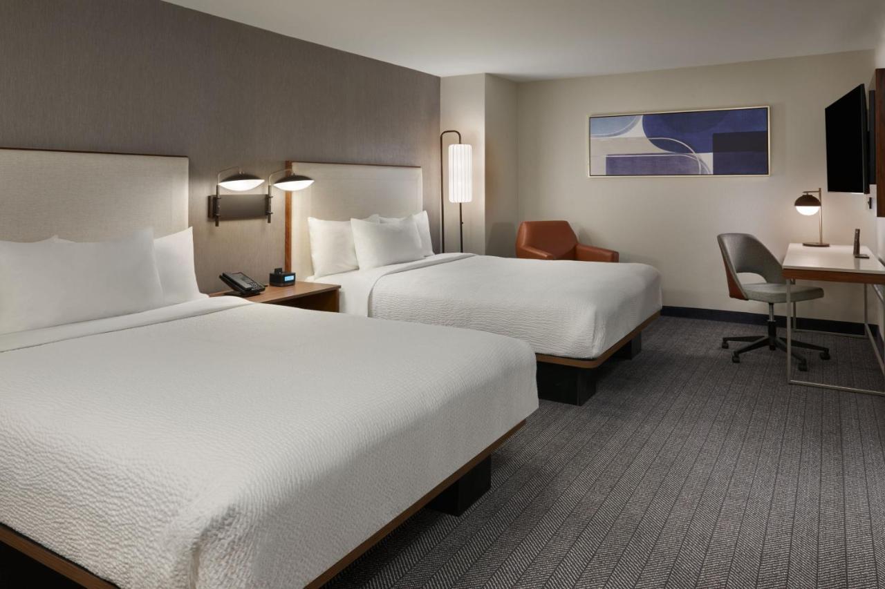 Courtyard By Marriott Kitchener Hotel Екстериор снимка