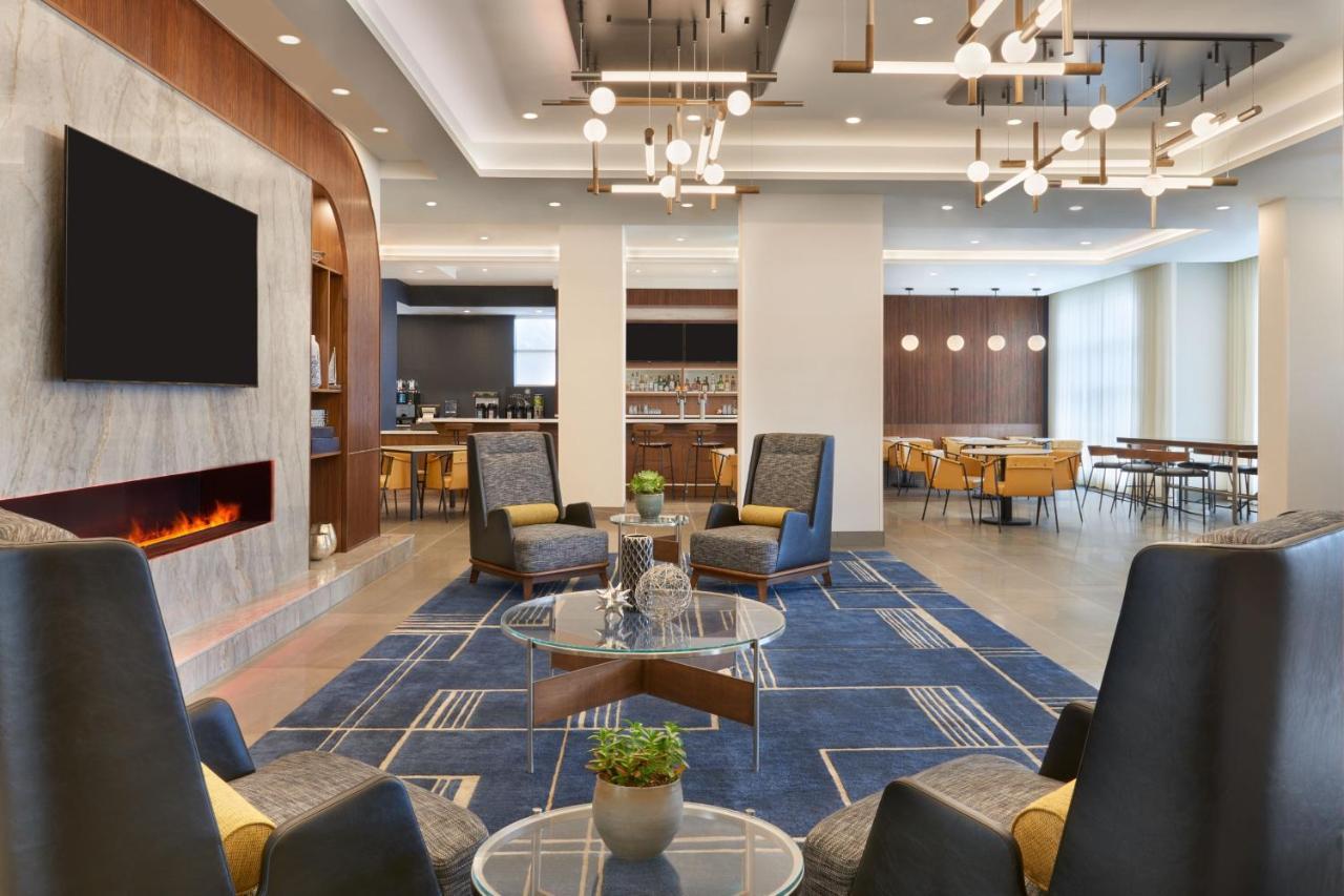 Courtyard By Marriott Kitchener Hotel Екстериор снимка