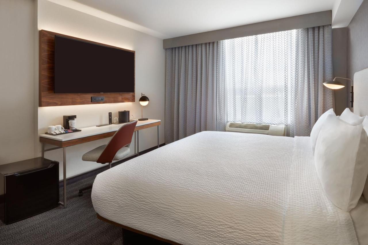 Courtyard By Marriott Kitchener Hotel Екстериор снимка