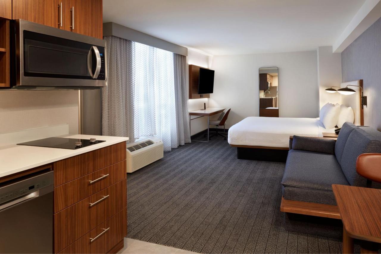 Courtyard By Marriott Kitchener Hotel Екстериор снимка