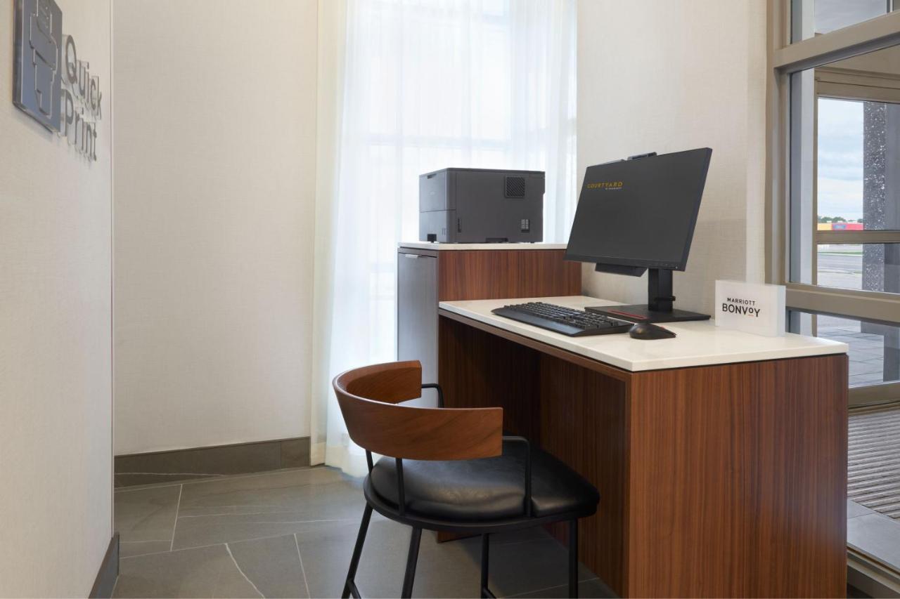 Courtyard By Marriott Kitchener Hotel Екстериор снимка