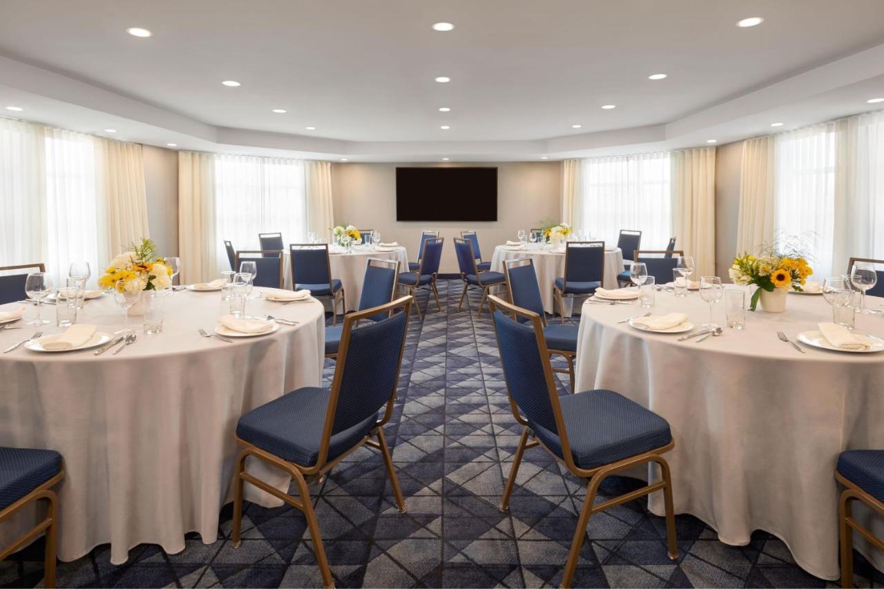 Courtyard By Marriott Kitchener Hotel Екстериор снимка