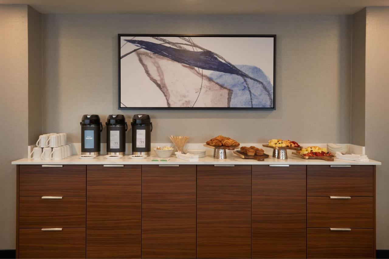 Courtyard By Marriott Kitchener Hotel Екстериор снимка