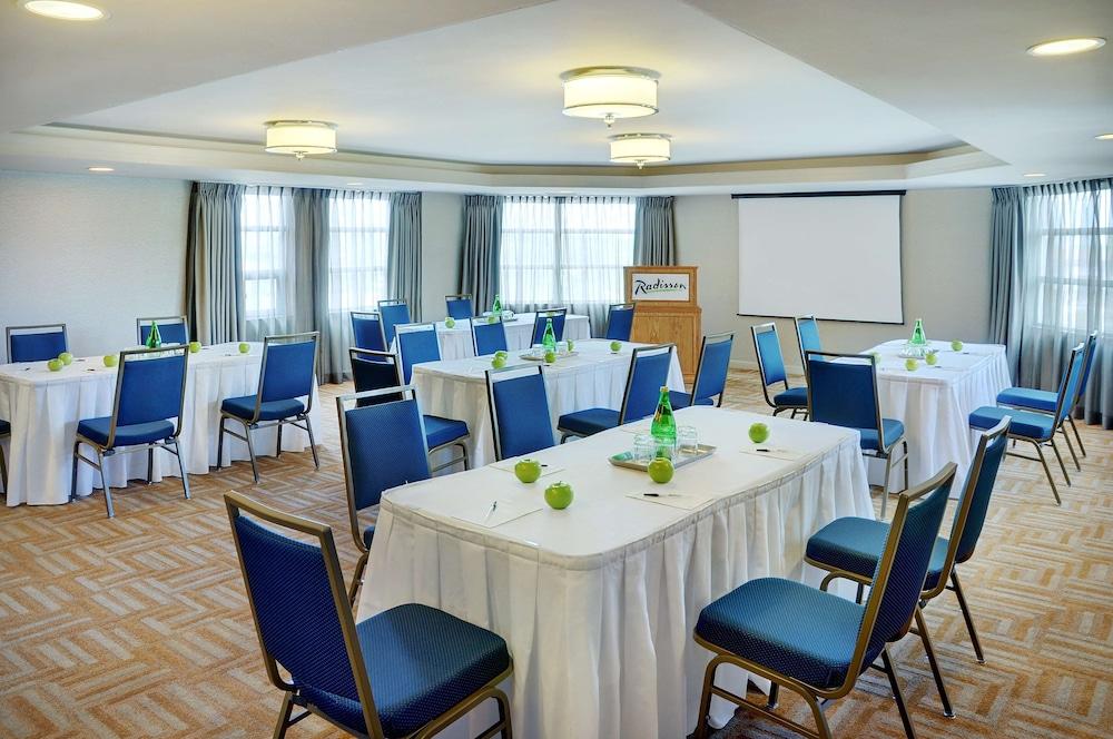 Courtyard By Marriott Kitchener Hotel Екстериор снимка