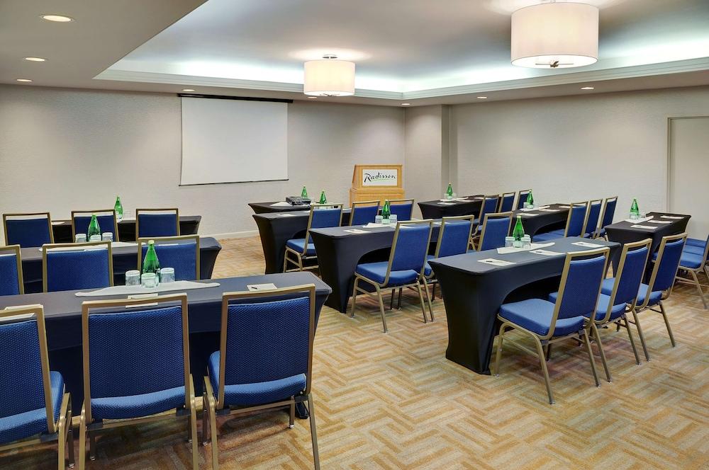 Courtyard By Marriott Kitchener Hotel Екстериор снимка
