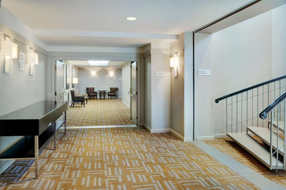 Courtyard By Marriott Kitchener Hotel Екстериор снимка