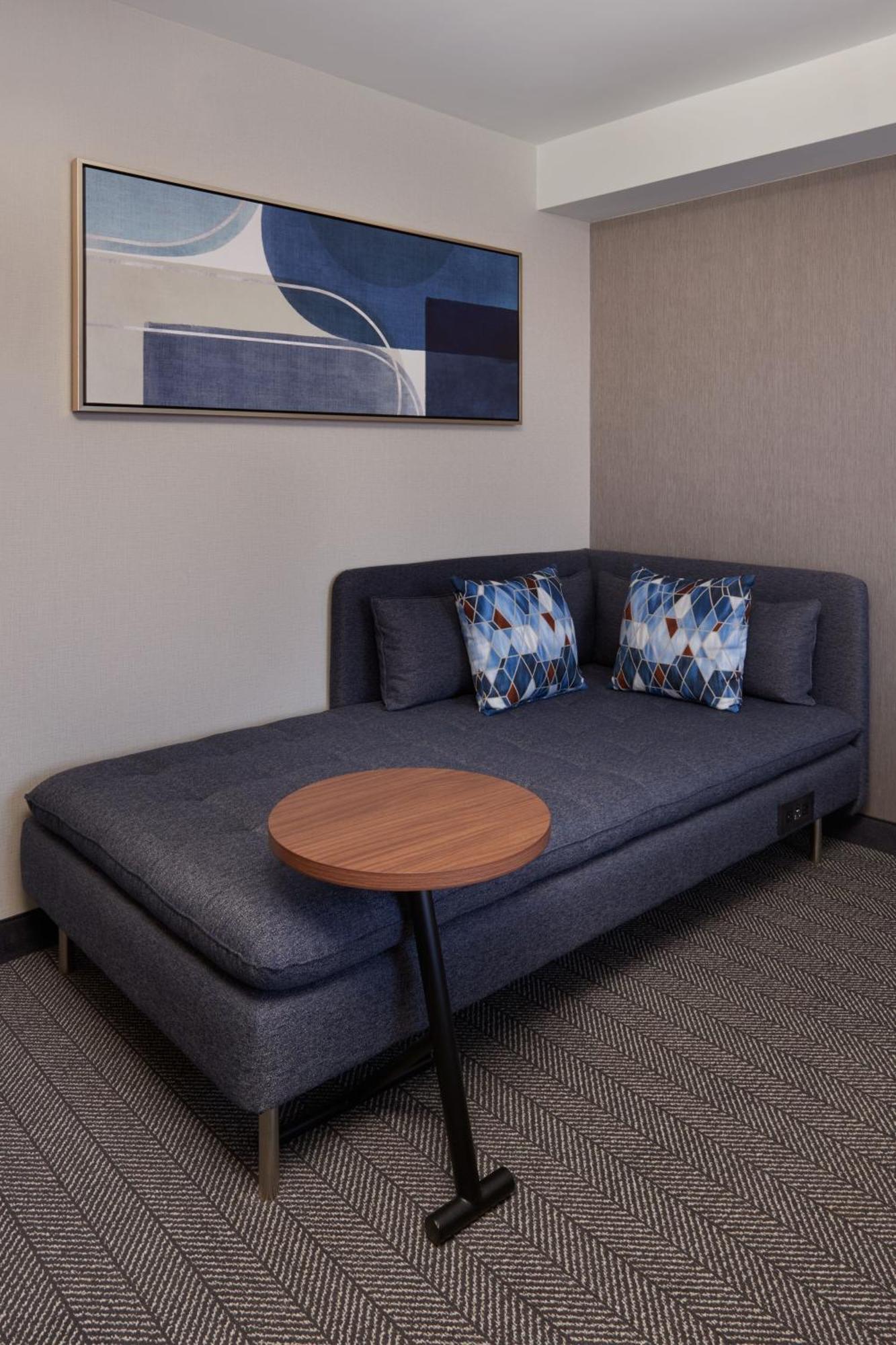 Courtyard By Marriott Kitchener Hotel Екстериор снимка